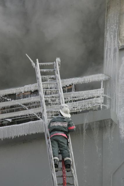 Пожар в редакции газеты `Комсомольская правда` (КП). На снимке: тушение пожара в московской редакции КП на улице Правды дом 24.