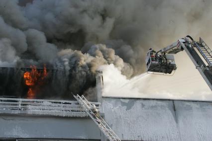 Пожар в редакции газеты `Комсомольская правда` (КП). На снимке: тушение пожара в московской редакции КП на улице Правды дом 24.