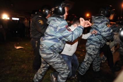 Столкновение местных жителей с полицией  во время беспорядков в районе Бирюлево Западное после митинга местных жителей с требованием найти убийцу 25-летнего Егора Щербакова. На снимке: задержание мужчины ОМОНом.