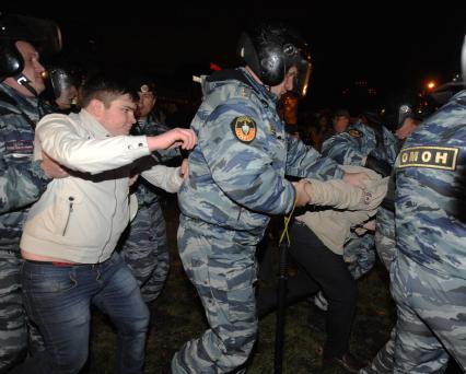 Столкновение местных жителей с полицией  во время беспорядков в районе Бирюлево Западное после митинга местных жителей с требованием найти убийцу 25-летнего Егора Щербакова. На снимке: задержание молодых людей ОМОНом.