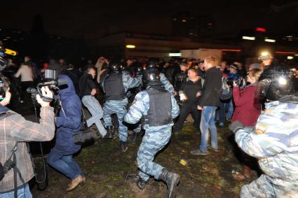 Столкновение местных жителей с полицией  во время беспорядков в районе Бирюлево Западное после митинга местных жителей с требованием найти убийцу 25-летнего Егора Щербакова.