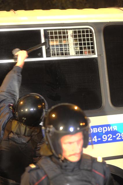 Столкновение местных жителей с полицией во время беспорядков в районе Бирюлево Западное после митинга местных жителей с требованием найти убийцу 25-летнего Егора Щербакова. На снимке: задержанные.