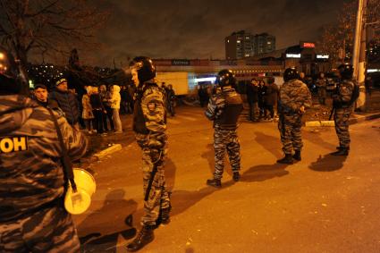 Беспорядки в районе Бирюлево Западное после митинга местных жителей с требованием найти убийцу 25-летнего Егора Щербакова. На снимке: ОМОН