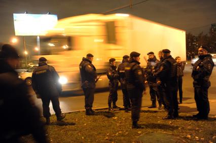 Беспорядки в районе Бирюлево Западное после митинга местных жителей с требованием найти убийцу 25-летнего Егора Щербакова. На снимке: сотрудники полиции.