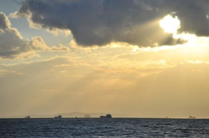 Черноморское побережье. На снимке:  море в лучах закатного солнца.