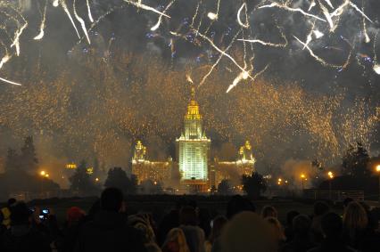 Воробьевы горы. Старт первого этапа эстафеты олимпийского огня `Сочи 2014` по территории России. На снимке: фейерверк, здание МГУ.