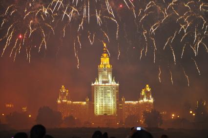 Воробьевы горы. Старт первого этапа эстафеты олимпийского огня `Сочи 2014` по территории России. На снимке: фейерверк, здание МГУ.