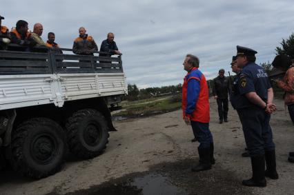 Наводнение в Приамурье. Министр МЧС РФ В.Пучков прибыл в зону подтопления. На снимке: глава МЧС РФ Владимир Пучков (в центре).