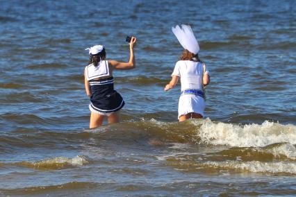 Девушки отмечают девичник на море.