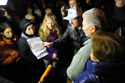 Беспорядки в `Бирюлево Западное`. На снимке: местные жители у торгового центра `Бирюза` в районе Западное Бирюлево, где 13 октября произошли `народный сход` и беспорядки, вызванные убийствои Егора Щербакова.