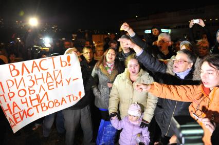 Беспорядки в `Бирюлево Западное`. На снимке: местные жители у торгового центра `Бирюза` в районе Западное Бирюлево, где 13 октября произошли `народный сход` и беспорядки, вызванные убийствои Егора Щербакова.