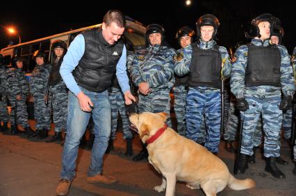 Беспорядки в `Бирюлево Западное`. На снимке: сотрудники ОМОНа у торгового центра `Бирюза` в районе Западное Бирюлево, где 13 октября произошли `народный сход` и беспорядки, вызванные убийствои Егора Щербакова.