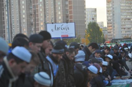 Улица Хачатуряна. На снимке: мусульмане во время молитвы в честь праздника Курбан-Байрам у мечети `Ярдям` в Отрадном.