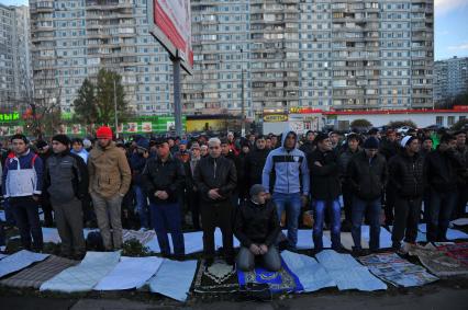 Улица Хачатуряна. На снимке: мусульмане во время молитвы в честь праздника Курбан-Байрам у мечети `Ярдям` в Отрадном.