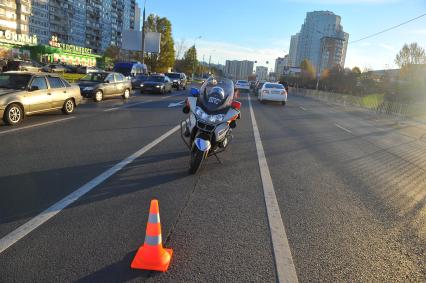 На снимке: мотоцикл сотрудник ДПС на проезжей части в Отрадном.