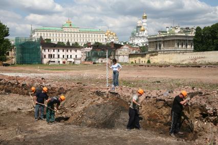 Археологические раскопки в `Зарядье`. На снимке: археологи во время раскопок.