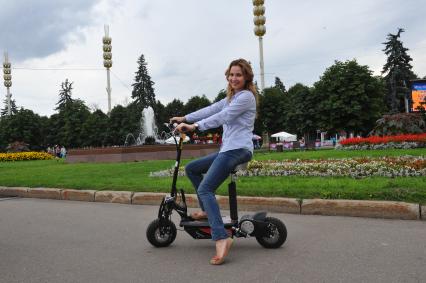 Велопрокат на `ВВЦ`. На снимке: девушка на электровелике.