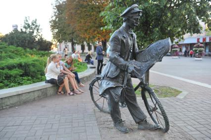 Виды Минска. На снимке: памятник почтальону.