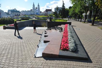 Виды Минска. Площадь 8 марта. На снимке: вход на станцию метро `Немига` и мемориал в память жертвам массовой давки в мае 1999 года.