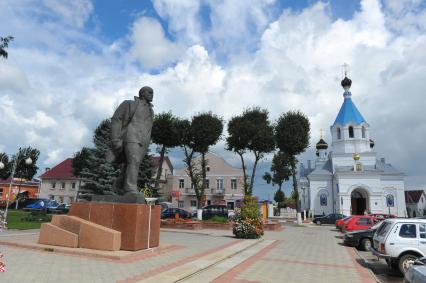 Виды Постав. На снимке: паямтник Ленину и Храм во имя Святого Николая Чудотворца.