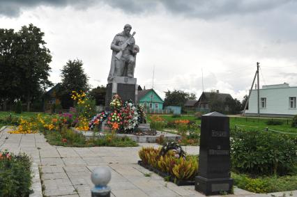 Видзы. На снимке: памятник воинам, погибшим во время Второй мировой войны.