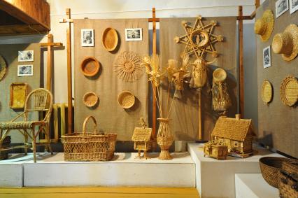 Музей традиционной культуры Браслава. На снимке: плетеная утварь.