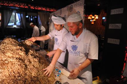 Ресторан `Казан`. Акция-приготовление 502 кг узбекского блюда `Нарын`, вошедшая в Книгу рекордов Гинесса.