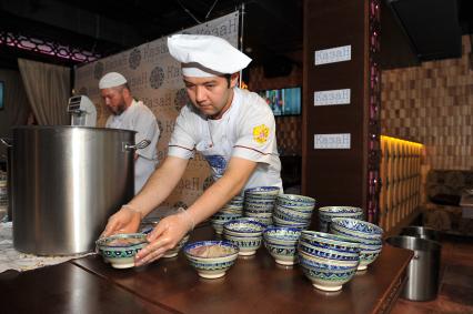 Ресторан `Казан`. Акция-приготовление 502 кг узбекского блюда `Нарын`, вошедшая в Книгу рекордов Гинесса.