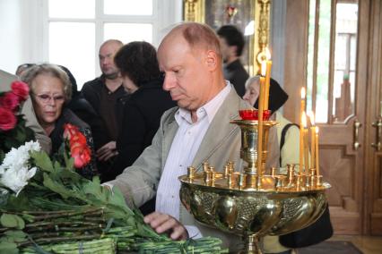 Храм святителя Николая в Кузнецкой Слободе. Прощание  с кинооператорм Вадимом Юсовым. На снимке: актер Авангард Леонтьев