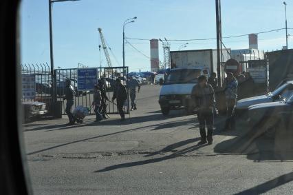 Беспорядки в `Бирюлево Западное`. Местные жители организовали `Народный сход`, вызванный убийством Егора Щербакова.  На снимке: вход на территорию обощебазы.