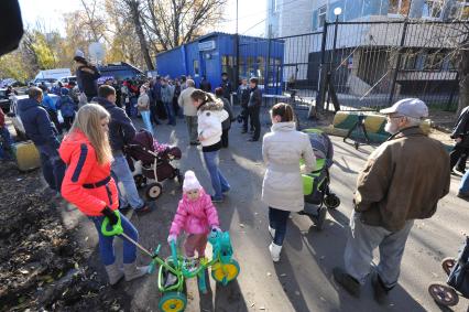 Беспорядки в `Бирюлево Западное`. На снимке: местные жители во время митинга у ОВД Западное Бирюлево. `Народный сход` жителей был вызван убийствои Егора Щербакова.