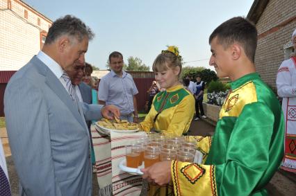 Торжественное открытие новой школы в селе Кушья. На снимке: президент Удмуртии Александр Волков (справа) и местные жители.