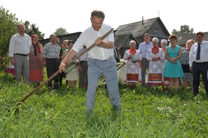 Село Кушья. На снимке: президент Удмуртии Александр Волков (на первом плане) с косой.