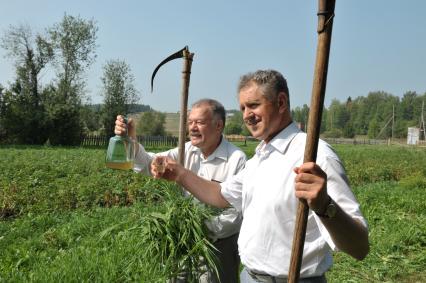 Село Кушья. На снимке: аместитель редактора отдела международной и внутренней политики КП Александр Гамов и президент Удмуртии Александр Волков (слева направо)