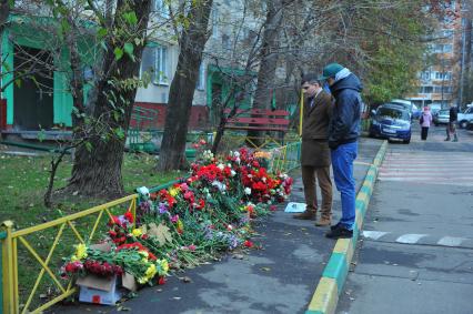 Беспорядки в `Бирюлево Западное`. На снимке: место убийства Егора Щербакова. В ночь на 10 октября у дома № 7 на Востряковском проезде, возвращаясь домой со своей девушкой Егор Щербаков был убит уроженцем Азербайджана Орханом Зейналовым.