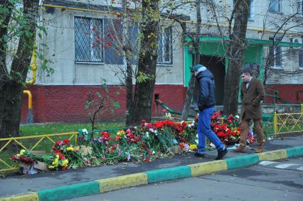 Беспорядки в `Бирюлево Западное`. На снимке: место убийства Егора Щербакова. В ночь на 10 октября у дома № 7 на Востряковском проезде, возвращаясь домой со своей девушкой Егор Щербаков был убит уроженцем Азербайджана Орханом Зейналовым.