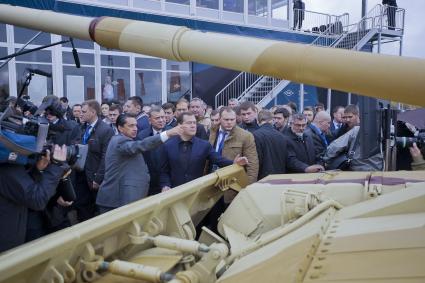 Премьер-министр РФ Д.Медведев посетил выставку вооружения Russia Arms EXPO в Нижнем Тагиле. На снимке:  генеральный директор ОАО `НПК `Уралвагонзавод` Олег Сиенко и премьер-министр РФ Дмитрий Медведев ( на первом плане слева направо).