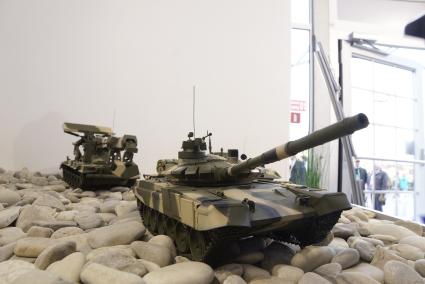 Выставка вооружения, военной техники и боеприпасов \"Российская выставка вооружения. Нижний Тагил - 2013\" (Russia Arms Expo - RAE). На снимке: модели боевой техники