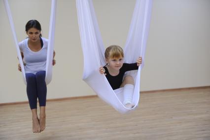 Антигравити Йога (AntiGravity Yoga). Телеведущая Ирина Шадрина  и ее дочь в спортзале.