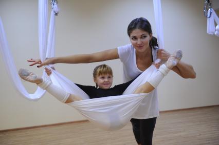 Антигравити Йога (AntiGravity Yoga). Телеведущая Ирина Шадрина  и ее дочь в спортзале.