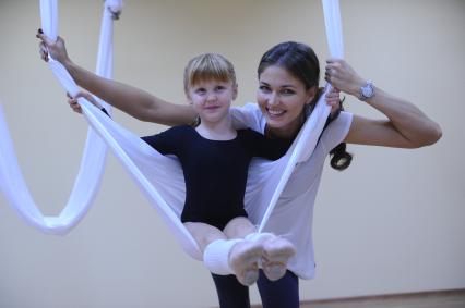 Антигравити Йога (AntiGravity Yoga). Телеведущая Ирина Шадрина  и ее дочь в спортзале.