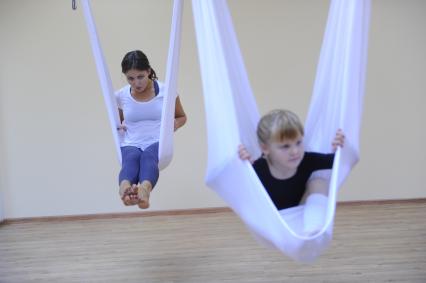 Антигравити Йога (AntiGravity Yoga). Телеведущая Ирина Шадрина  и ее дочь в спортзале.