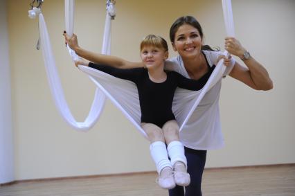 Антигравити Йога (AntiGravity Yoga). Телеведущая Ирина Шадрина  и ее дочь в спортзале.