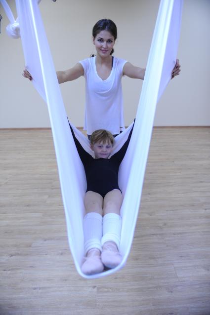 Антигравити Йога (AntiGravity Yoga). Телеведущая Ирина Шадрина  и ее дочь в спортзале.