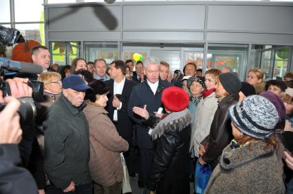 Мэр Москвы Сергей Собянин (в центре) посетил строящейся  плоскостной транспортно-пересадочный узел у станции метро `Выхино`.