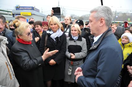 Мэр Москвы Сергей Собянин (справа) посетил строящейся  плоскостной транспортно-пересадочный узел у станции метро `Выхино`.