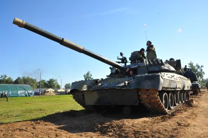 Всеармейские соревнования `Танковый биатлон`. Полигон Алабино. На снимке: военная техника