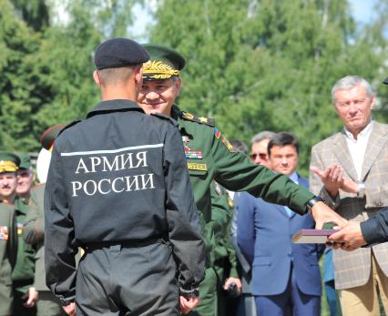 Всеармейские соревнования `Танковый биатлон`. Полигон Алабино. На снимке:  министр обороны РФ, президент Русского географического общества Сергей Шойгу.