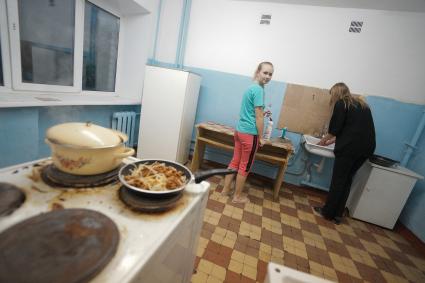 Студенческое общежитие в Екатеринбурге. На снимке: девушки готовят пищу на кухне в общежитии.