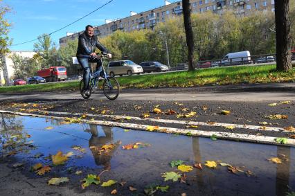 Велосипедная прогулка. На снимке: мужчина на велосипеде.